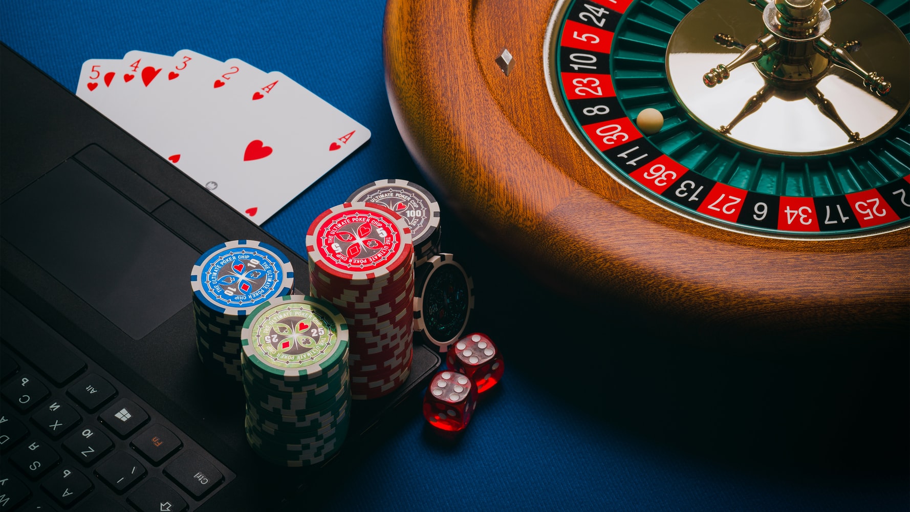 Pourquoi les casinos en ligne séduisent-ils autant les Québécois face aux établissements terrestres ?